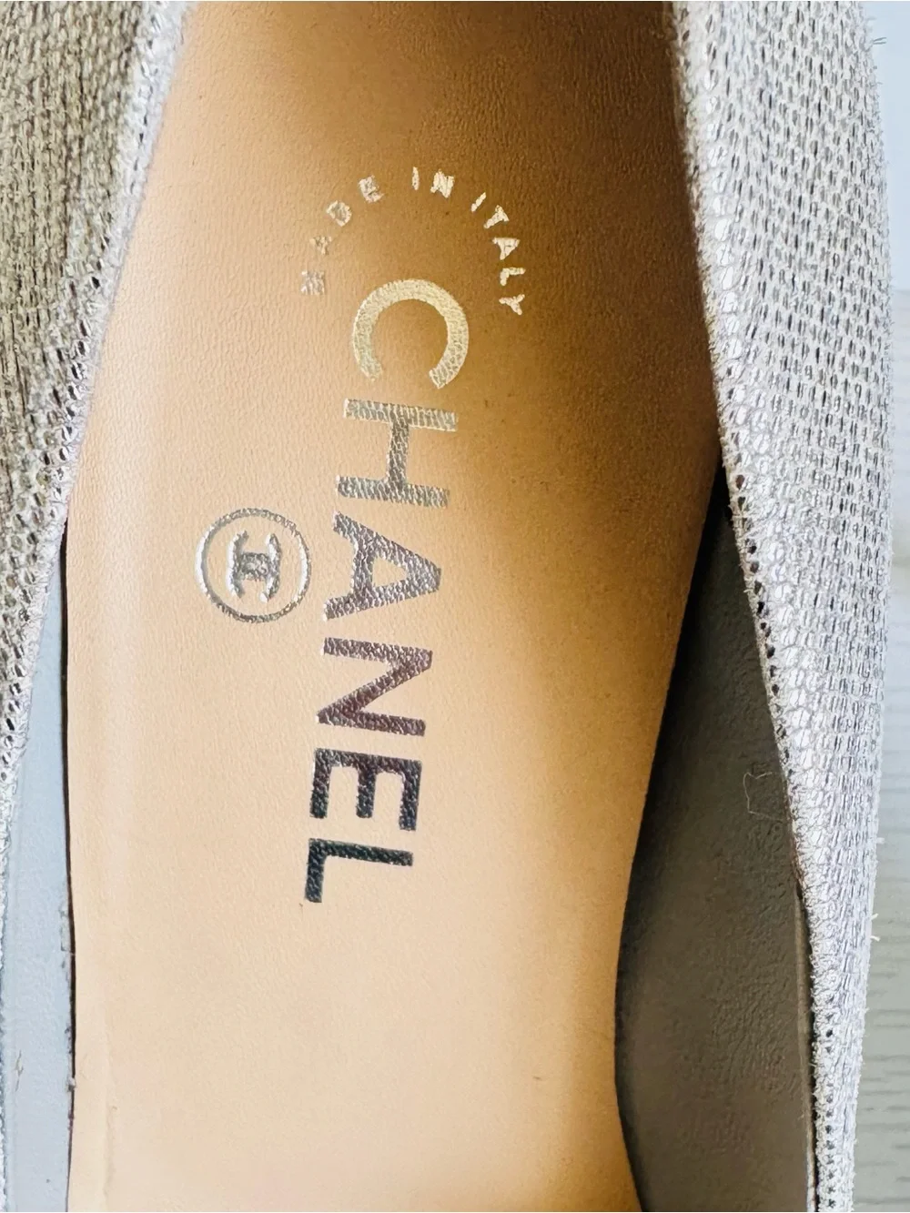 CHANEL Pumps Metallic Silver Cap Toe Textured EU 39.5 Crystal Logo Stiletto